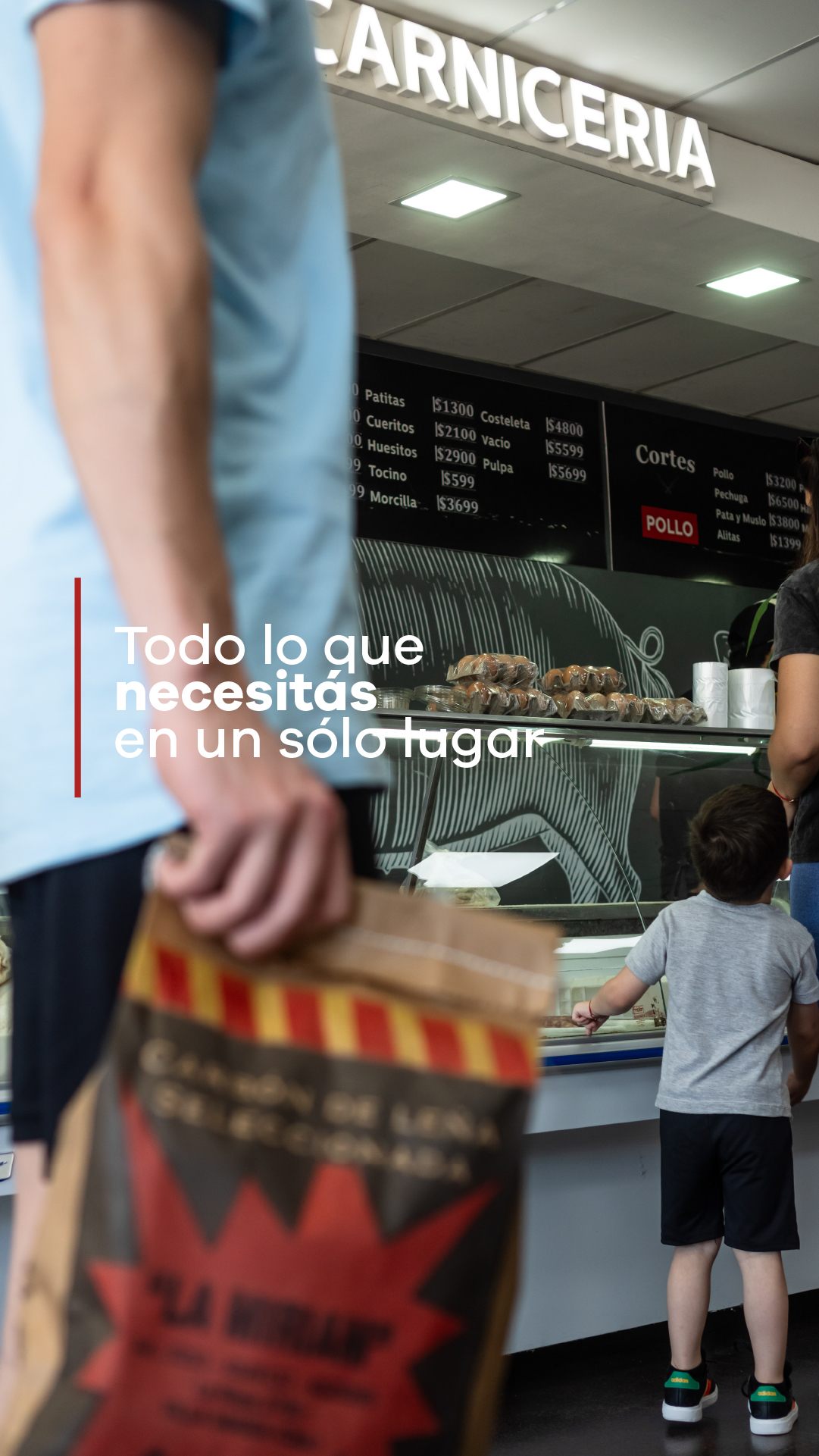 Cliente con su bolsa frente al mostrador de la carnicería: todo lo que necesitás en un solo lugar