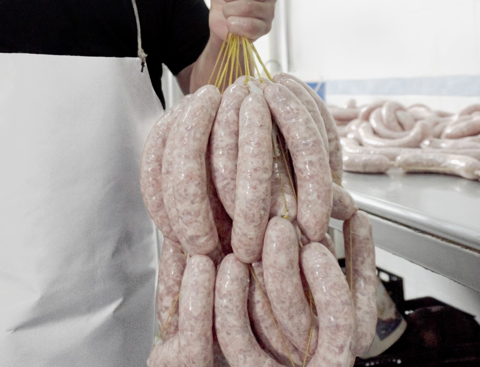 Ristra de chorizos caseros recién elaborados
