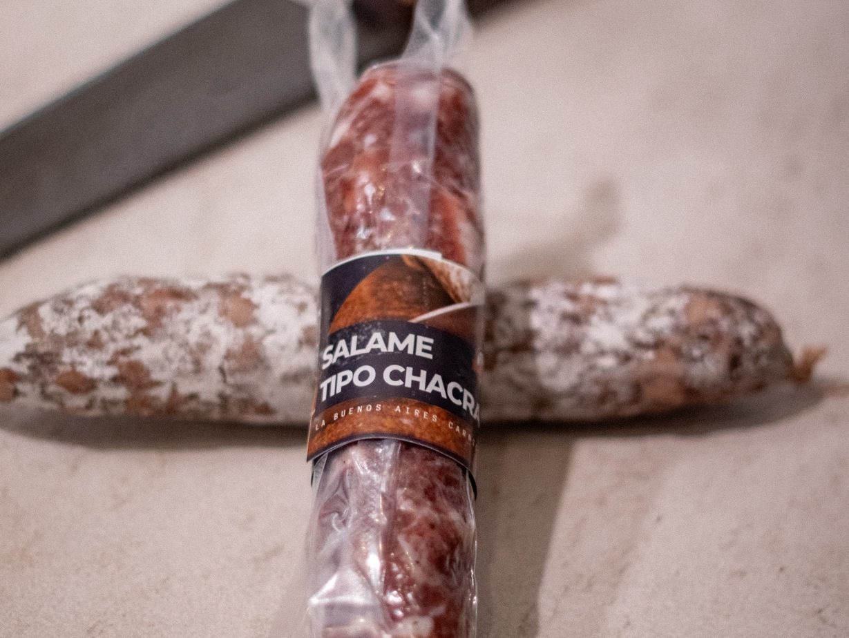 Salame tipo chacra de La Buenos Aires con su etiqueta